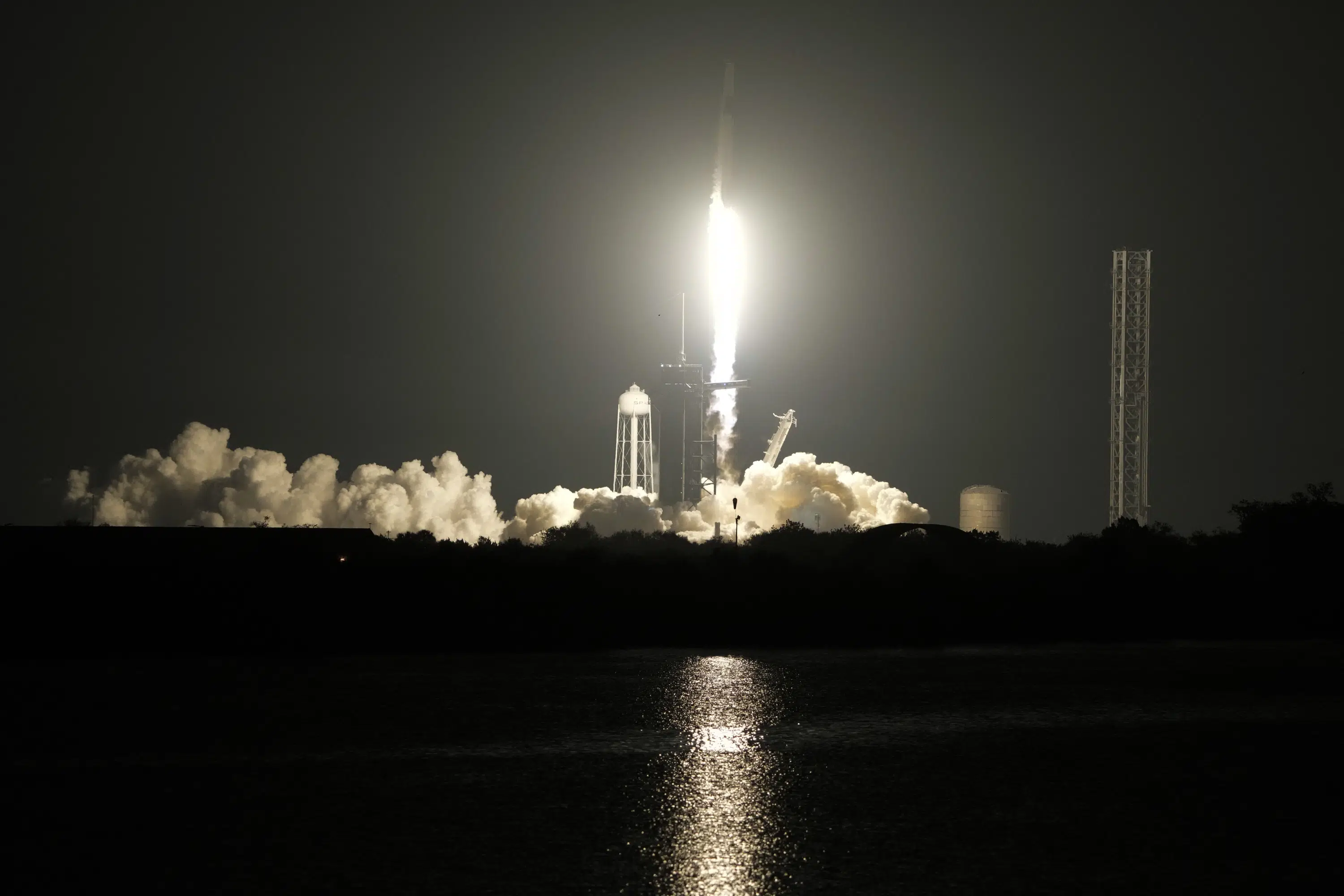 SpaceX bringt Astronauten aus den Vereinigten Staaten, Russland und den Vereinigten Arabischen Emiraten zu einer Raumstation