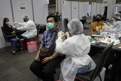 Un centro de vacunación contra el COVID-19 en Bangkok, Tailandia, el 20 de agosto del 2021. (Foto AP /Sakchai Lalit)