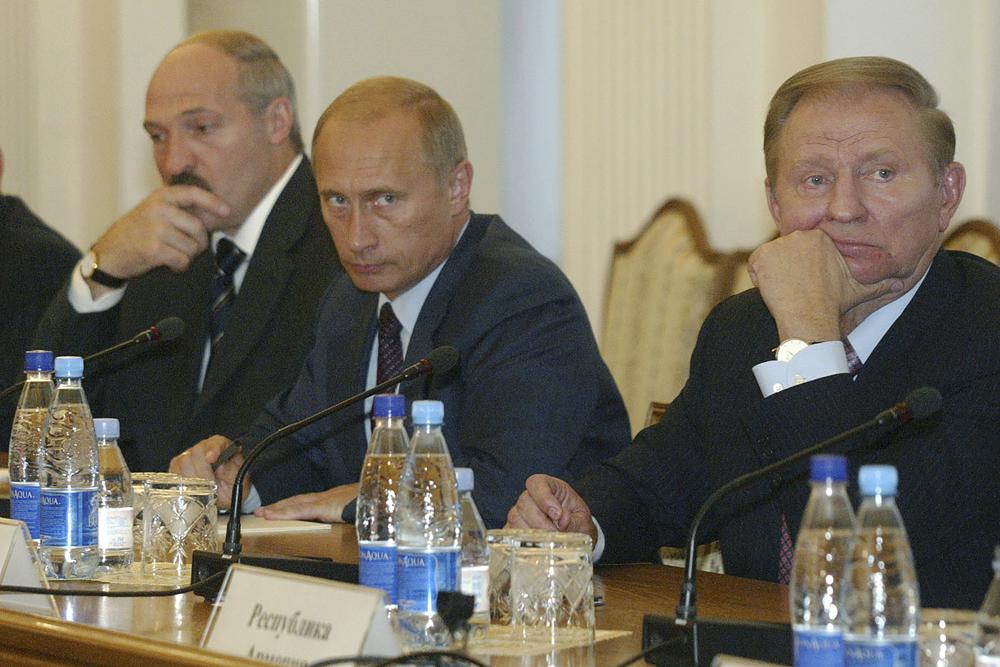 ARCHIVO - Los presidentes, de derecha a izquierda, Leonid Kuchma de Ucrania, Vladimir Putin de Rusia y Alexander Lukashenko de Bielorrusia durante una conferencia de prensa después de la reunión de la Comunidad de Estados Independientes en el balneario de Yalta, Ucrania, en el Mar Negro, el 19 de septiembre de 2003 Las demandas actuales de Rusia se basan en el supuesto sentido de agravio de Putin y en su rechazo a Ucrania y Bielorrusia como países verdaderamente independientes y soberanos, pero más bien como parte de una patria lingüística y ortodoxa rusa.  (Foto AP/ Efrem Lukatsky, Piscina, Archivo)