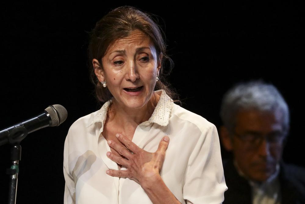 La excandidata presidencial colombiana Ingrid Betancourt, quien fue secuestrada por los rebeldes de las Fuerzas Armadas Revolucionarias de Colombia, habla durante un evento en la Comisión de la Verdad para conmemorar a las víctimas del conflicto armado de décadas del país, en Bogotá, Colombia, el miércoles 23 de junio de 2021. (AP Foto/Ivan Valencia)