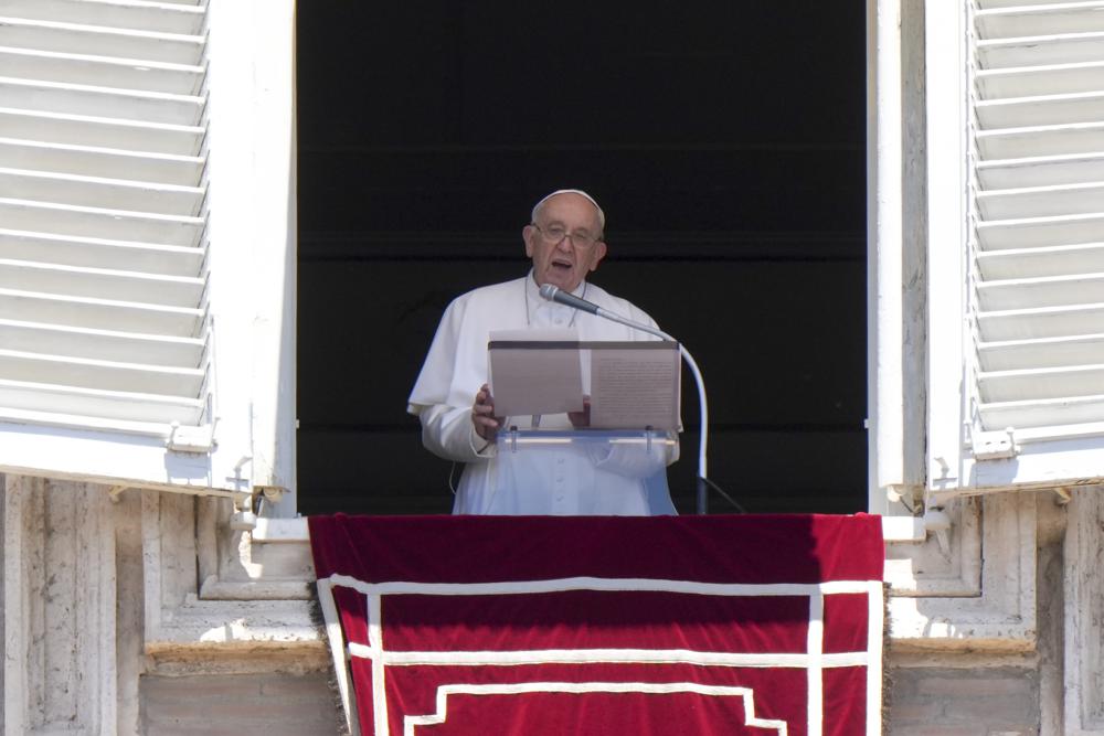 El papa Francisco pronuncia su discurso mientras recita la oración del mediodía Regina Coeli desde la ventana de su estudio con vista a la Plaza de San Pedro, en el Vaticano, el domingo 12 de junio de 2022. (Foto AP/Andrew Medichini)