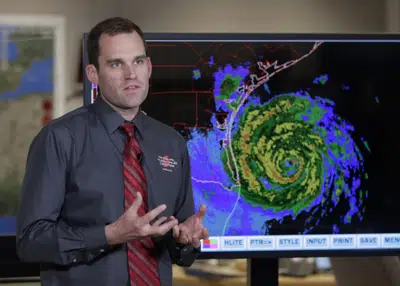 Mike Brennan, entonces director de una unidad en el Centro Nacional de Huracanes, habla sobre el huracán Harvey el 25 de agosto de 2017, en Miami. (Foto AP /Lynne Sladky)