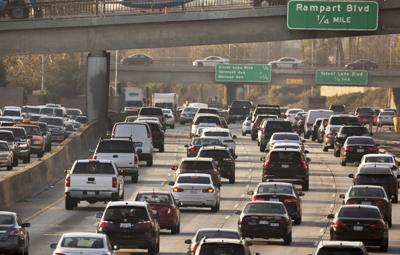 Fotografía de archivo del 12 de diciembre de 2018 del tránsito en la autopista Hollywood en Los Ángeles. (AP Foto/Damian Dovarganes, Archivo)