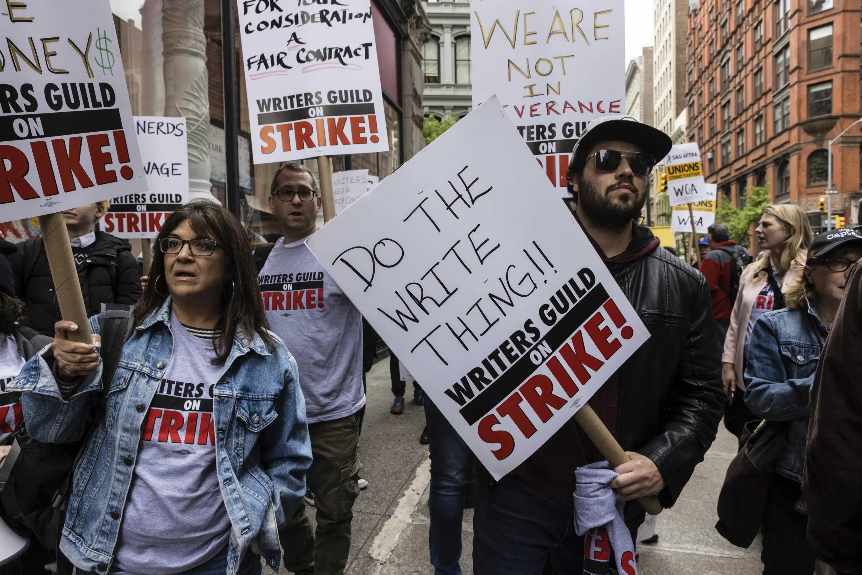 Parece que a greve dos roteiristas vai ser uma longa batalha, enquanto Hollywood se prepara