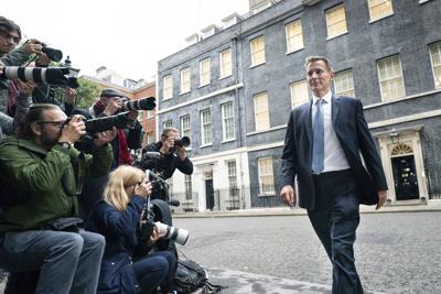 Jeremy Hunt sale de la residencia oficial de la primera ministra británica Liz Truss, en el número 10 de Downing Street, luego de ser nombrado secretario del Tesoro tras la renuncia de Kwasi Kwarteng, el 14 de octubre de 2022, en Londres. (Stefan Rousseau/PA vía AP)