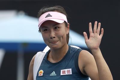 ARCHIVO - La tenista china Peng Shuai saluda tras perder ante la canadiense Eugenie Bouchard en su partido de primera ronda en el Abierto de Australia en Melbourne, el 15 de enero de 2019. (AP Foto/Mark Schiefelbein, Archivo)