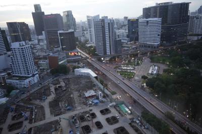 Un recinto en obras se ve vacío en Bangkok, Tailandia, el viernes 25 de junio de 2021. Las autoridades tailandesas anunciaron nuevas restricciones para combatir los contagios de coronavirus. (AP Foto/Sakchai Lalit)