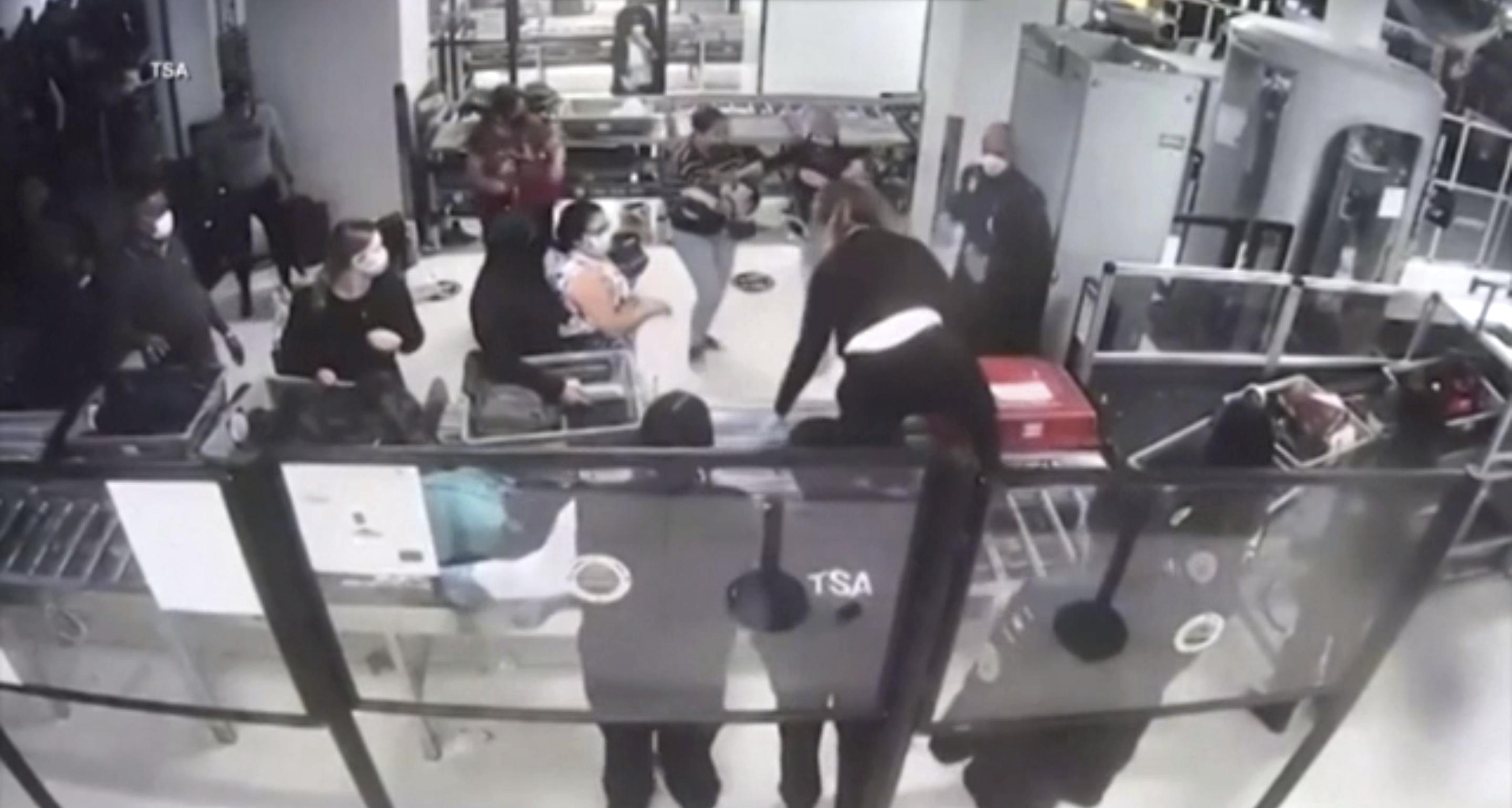 Featured image of post TSA officer saves infant who stopped breathing at airport