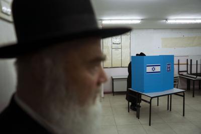 Un hombre judío ultraortodoxo vota para las elecciones parlamentarias de Israel en un centro de votación en Bnei Brak, Israel, el martes 1 de noviembre de 2022. Israel celebra sus quintas elecciones en menos de cuatro años. (AP Photo/Oded Balilty)