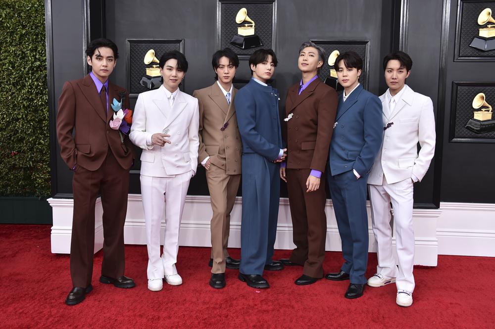 BTS llega a la 64.a Entrega Anual de los Premios Grammy en el MGM Grand Garden Arena el domingo 3 de abril de 2022 en Las Vegas.  (Foto de Jordan Strauss/Invision/AP)