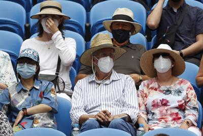 Espectadores con mascarillas para protegerse del COVID-19 observan un partido del Abierto de Australia en la Rod Laver Arena, el lunes 17 de enero de 2022, en Melbourne, Australia. (AP Foto/Hamish Blair)