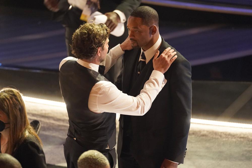 Bradley Cooper, a la izquierda, y Will Smith aparecen en la audiencia de los Oscar el domingo 27 de marzo de 2022 en el Dolby Theatre de Los Ángeles.  (Foto AP/Chris Pizzello)