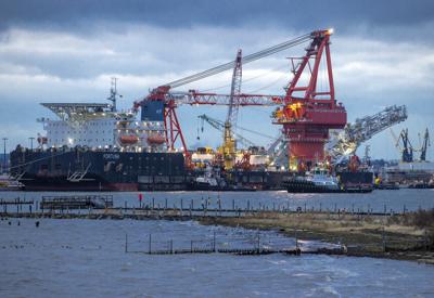 ARCHIVO - Un remolcador se coloca en torno al buque ruso de colocación de gasoductos Fortuna, qeu se empleaba en la construcción del gasoducto germanorruso Nord Stream 2 en el Mar Báltico, en el puerto de Wismar, Alemania, el 14 de enero de 2021. (Jens Buettner/dpa via AP, Archivo)