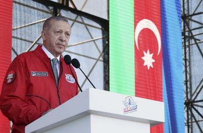 El presidente de Turquía, Recep Tayyip Erdogan, habla en un festival turco de Tecnología y Aviación, celebrado en el extranjero por primera vez, en Bakú, Azerbaiyán, el sábado 28 de mayo de 2022. El presidente de Azerbaiyán, Ilham Aliyev, también asistió al festival para dirigirse al público. (Presidencia turca vía AP)