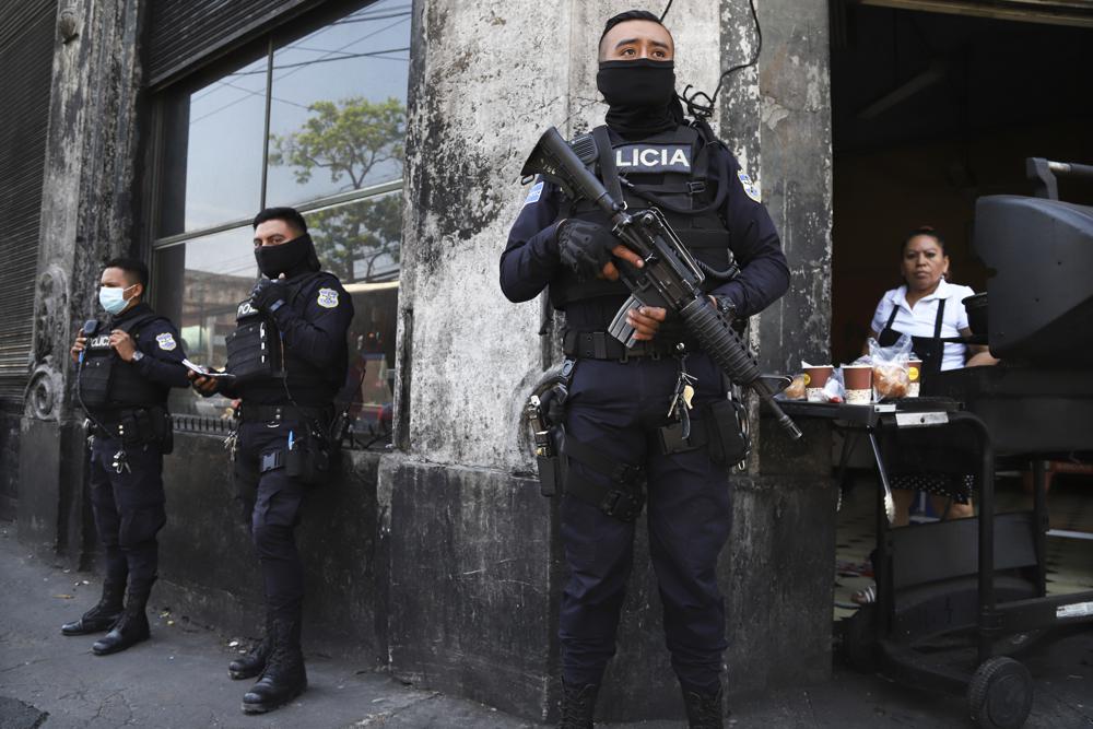 Policías fuertemente armados resguardan las calles como parte de un estado de excepción, el 27 de marzo de 2022, en San Salvador. (AP Foto/Salvador Melendez, Archivo)