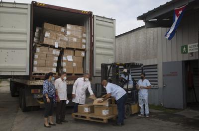 Trabajadores estatales reciben una donación de jeringas de la organización "Amigos de Cuba desde Estados Unidos" durante la pandemia de coronavirus, en La Habana, Cuba, el viernes 23 de julio de 2021. (Foto AP/Ismael Francisco)