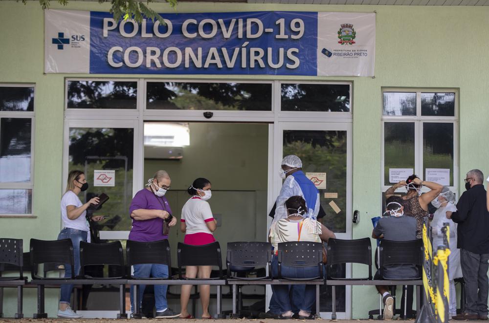 Menschen mit COVID-19-Symptomen warten am Freitag, den 28. Mai 2021, vor einem voll ausgelasteten Krankenhaus in Ribeirao Preto, Bundesstaat Sao Paulo, Brasilien, auf Hilfe. Die Stadt hat diese Woche strenge Abschaltmaßnahmen verhängt, um die Ausbreitung des Virus zu stoppen , zum ersten Mal den öffentlichen Nahverkehr einstellen und Supermärkte schließen. (AP-Foto/Andre Penner)