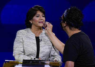 La candidata presidencial chilena Yasna Provoste del Partido Demócrata Cristiano recibe una réplica antes de un debate presidencial en Santiago, Chile, el lunes 15 de noviembre de 2021. Chile celebrará sus elecciones presidenciales el 21 de noviembre.  (AP Foto / Esteban Felix, Piscina)