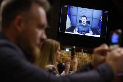 El presidente de Ucrania, Volodymyr Zelenskyy, habla durante un discurso en video ante el Consejo Europeo, el jueves 13 de octubre de 2022 en Estrasburgo, Francia. (Foto AP/Jean-Francois Badias)