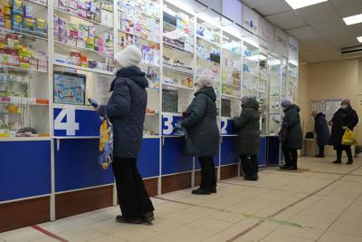 Clientes comprando medicamentos en una farmacia en San Petersburgo, Rusia, el viernes  1 de abril de 2022. (AP Foto)