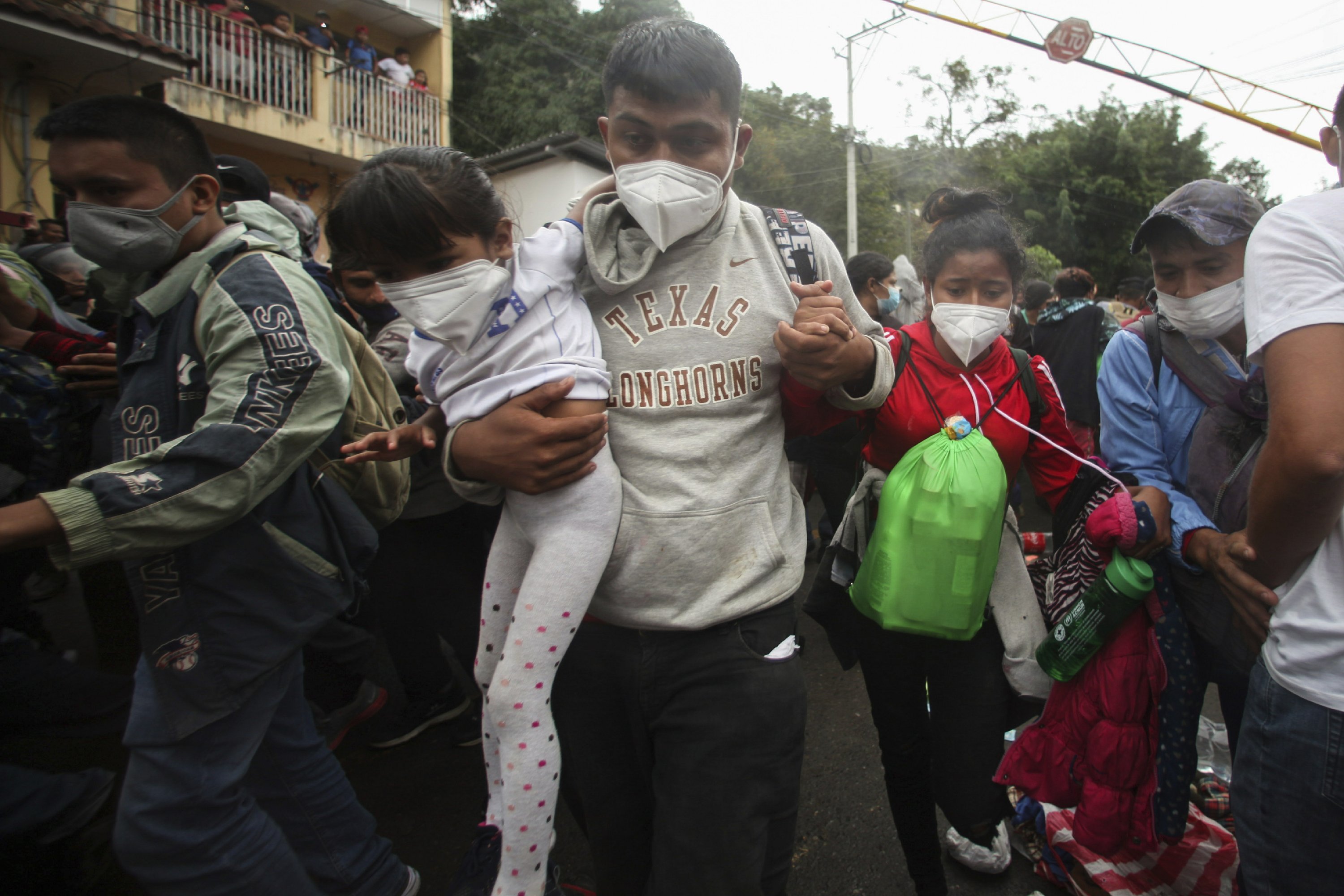 Guatemala tries to block caravan of 9,000 Honduran migrants