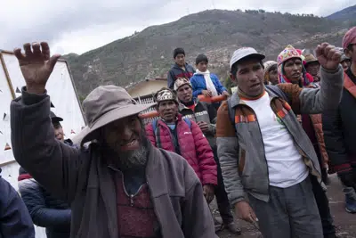 Manifestantes bloquean una carretera durante una protesta contra el gobierno de la presidenta Dina Boluarte y el Congreso, el jueves 5 de enero de 2023, en Cusco, Perú. (AP Foto/Pedro Anza)