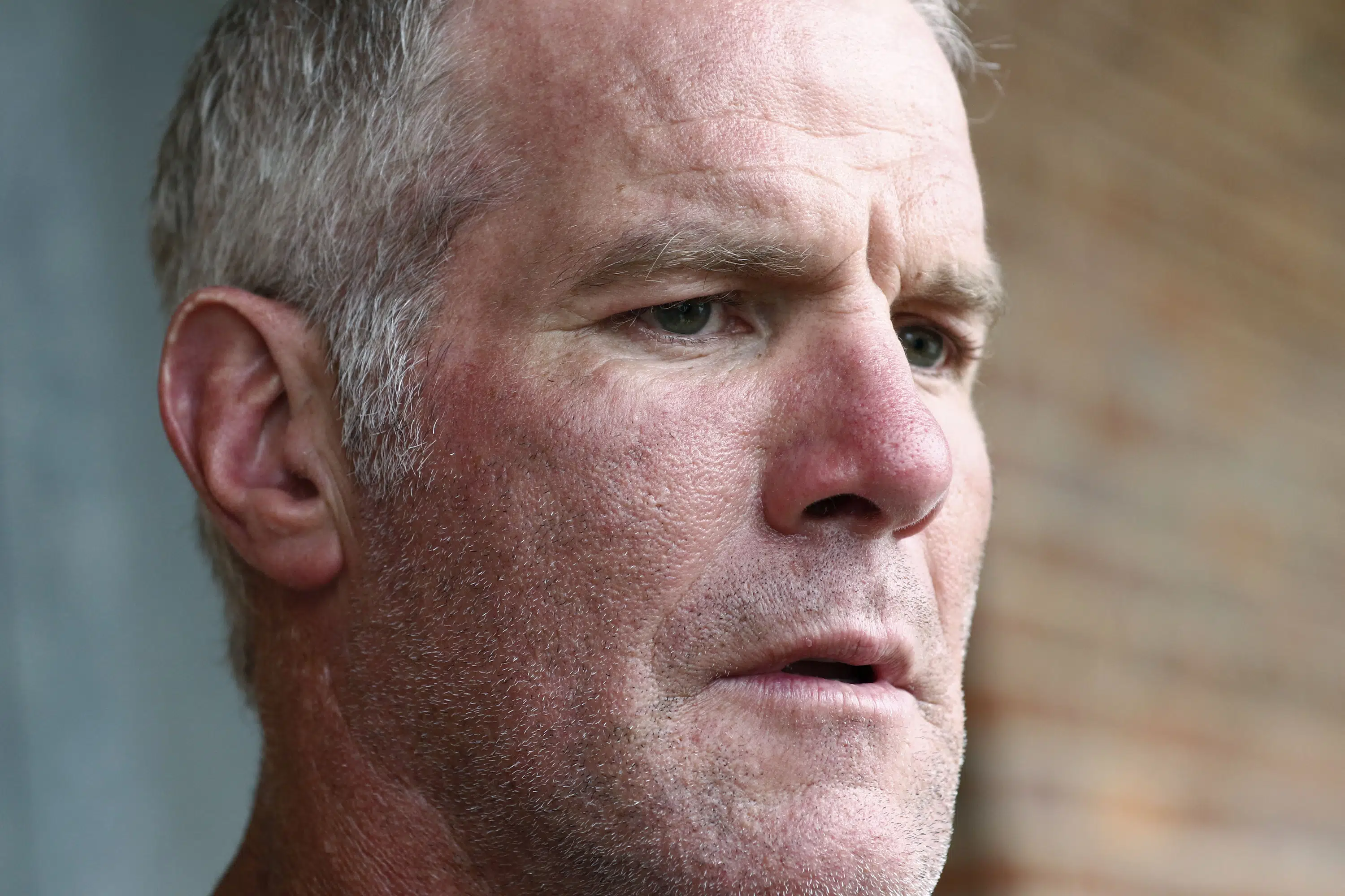 Favre must remain in welfare lawsuit, Mississippi argues