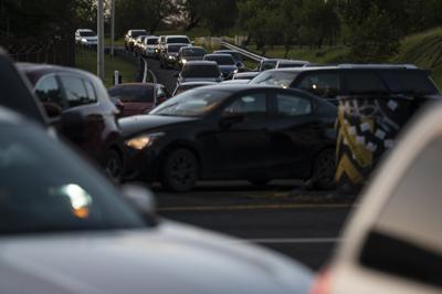 Tráfico en la avenida RH Tood después durante un apagón en San Juan, Puerto Rico, el jueves 7 de abril de 2022. (Foto AP/Carlos Giusti)