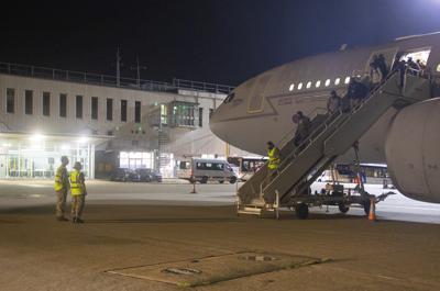 Ciudadanos británicos y personal de la embajada de Gran Bretaña en Afganistán descienden de un avión militar británico en la RAF Brize Norton, Inglaterra, el lunes 16 de agosto de 2021, tras salir del país del centro de Asia. (Sharron Flyod/Ministerio de Defensa vía AP)