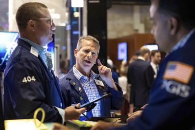 Operadores de la  Bolsa de Nueva York, el 14 de abril de 2022, en Nueva York. (Courtney Crow/New York Stock Exchange via AP)