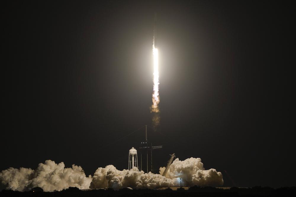 Un cohete SpaceX Falcon 9 despega de la plataforma 39A en el Centro Espacial Kennedy en Cabo Cañaveral, Florida, el miércoles 27 de abril de 2022. Los astronautas de la NASA Kjell Lindgren, Robert Hines y Jessica Watkins, y la astronauta de la Agencia Espacial Europea Samantha Cristoforetti en el La nave espacial Crew Dragon comienza una expedición de seis meses en la Estación Espacial Internacional.  (Foto AP/John Raoux)