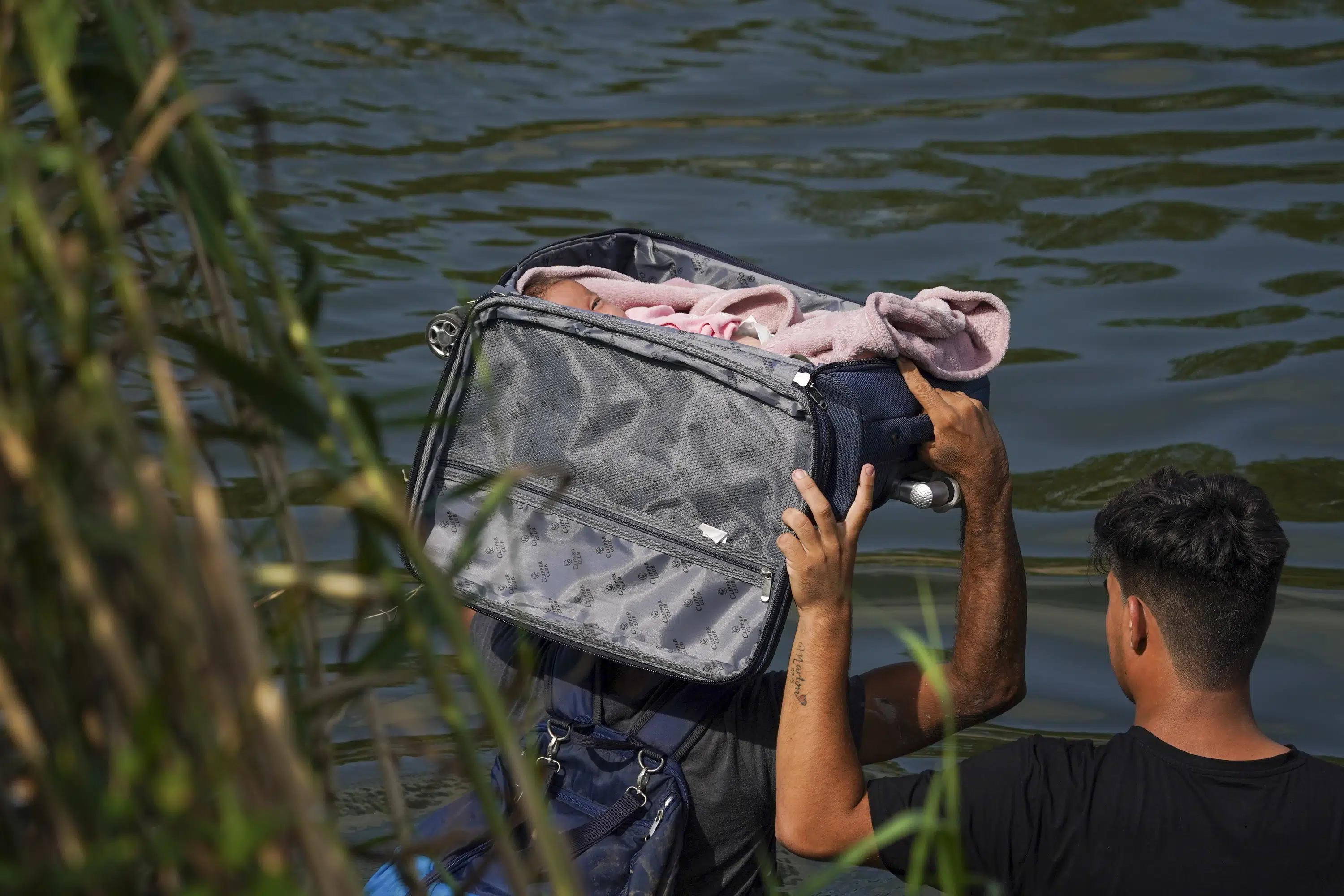 Um grande número de requerentes de asilo começou na fronteira EUA-México com o fim das restrições do COVID-19 e o início de novas regras