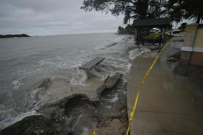 Una parte destrozada del malecón de Jetty Park, en Fort Pierce, Florida, el jueves 10 de noviembre de 2022, tras el paso del huracán Nicole. (AP Foto/Rebecca Blackwell)