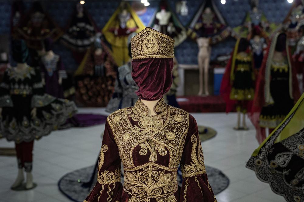 Un maniquí con la cabeza cubierta en una tienda de vestidos para dama, el lunes 26 de diciembre de 2022, en Afganistán. En el gobierno del Talibán, los maniquíes de tiendas para dama de toda la capital afgana se han convertido en una visión inquietante, ya que sus cabezas están cubiertas con tela o envueltas con bolsas de plástico negra. Los maniquíes encapuchados son un símbolo del gobierno puritano del Talibán en Afganistán. (AP Foto/Ebrahim Noroozi)