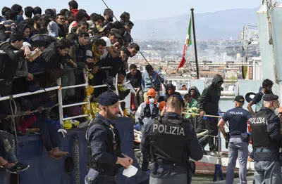 ARCHIVO - Migrantes desembarcan de un barco en el puerto de Catania, Sicilia, el miércoles 12 de abril de 2023. (AP Foto/Salvatore Cavalli, Archivo)