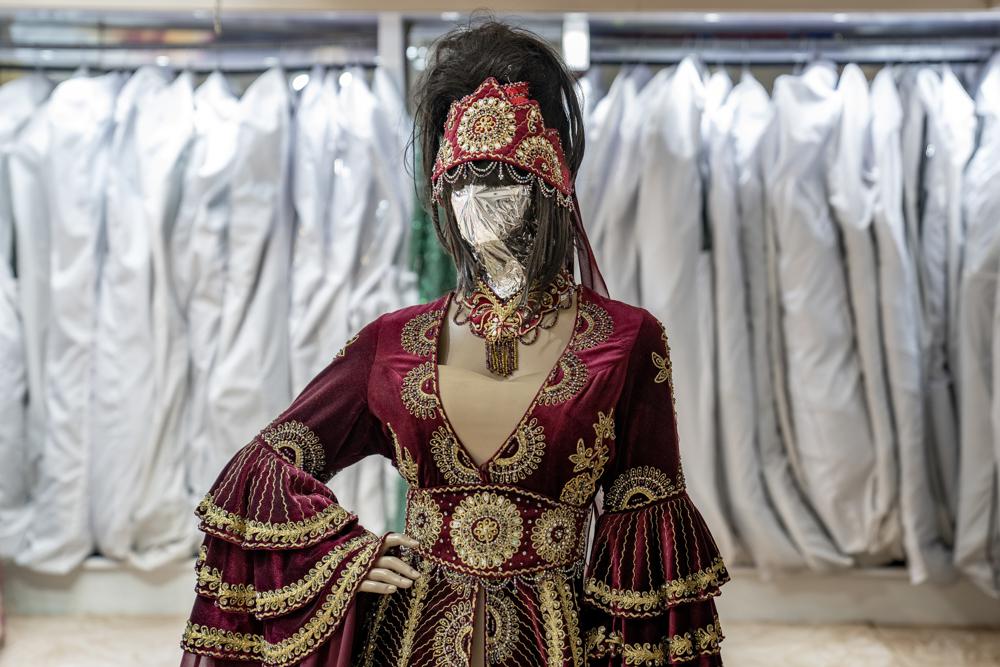 Un maniquí con la cabeza cubierta en una tienda de vestidos para dama, el lunes 26 de diciembre de 2022, en Kabul. En el gobierno del Talibán, los maniquíes de tiendas para dama de toda la capital afgana se han convertido en una visión inquietante, ya que sus cabezas están cubiertas con tela o envueltas con bolsas de plástico negra. Los maniquíes encapuchados son un símbolo del gobierno puritano del Talibán en Afganistán. (AP Foto/Ebrahim Noroozi)