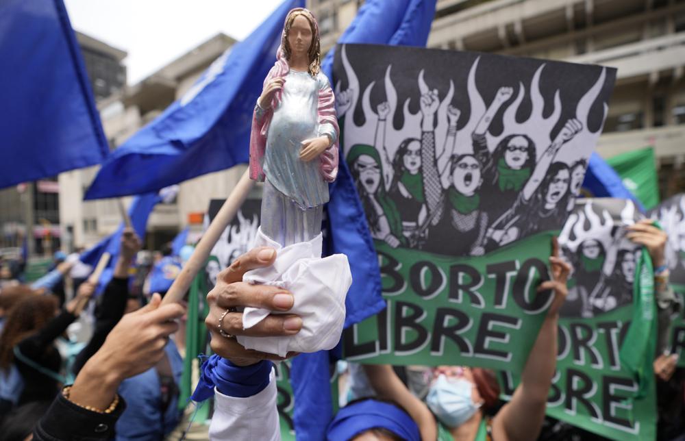 Activistas por el derecho al aborto protestan frente a la Corte Constitucional mientras los jueces continúan las discusiones sobre la despenalización del aborto en Bogotá, Colombia, el lunes 21 de febrero de 2022. (AP Foto/Fernando Vergara)