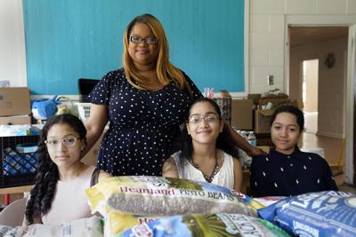 Aja Purnell-Mitchell junto con sus tres hijas Kyla, de 13 años; Kyra, 15 y Cartier, de 14, en un local de comida en Durham, Carolina del Norte, el 28 de mayo de 2021. (AP Foto/Gerry Broome)