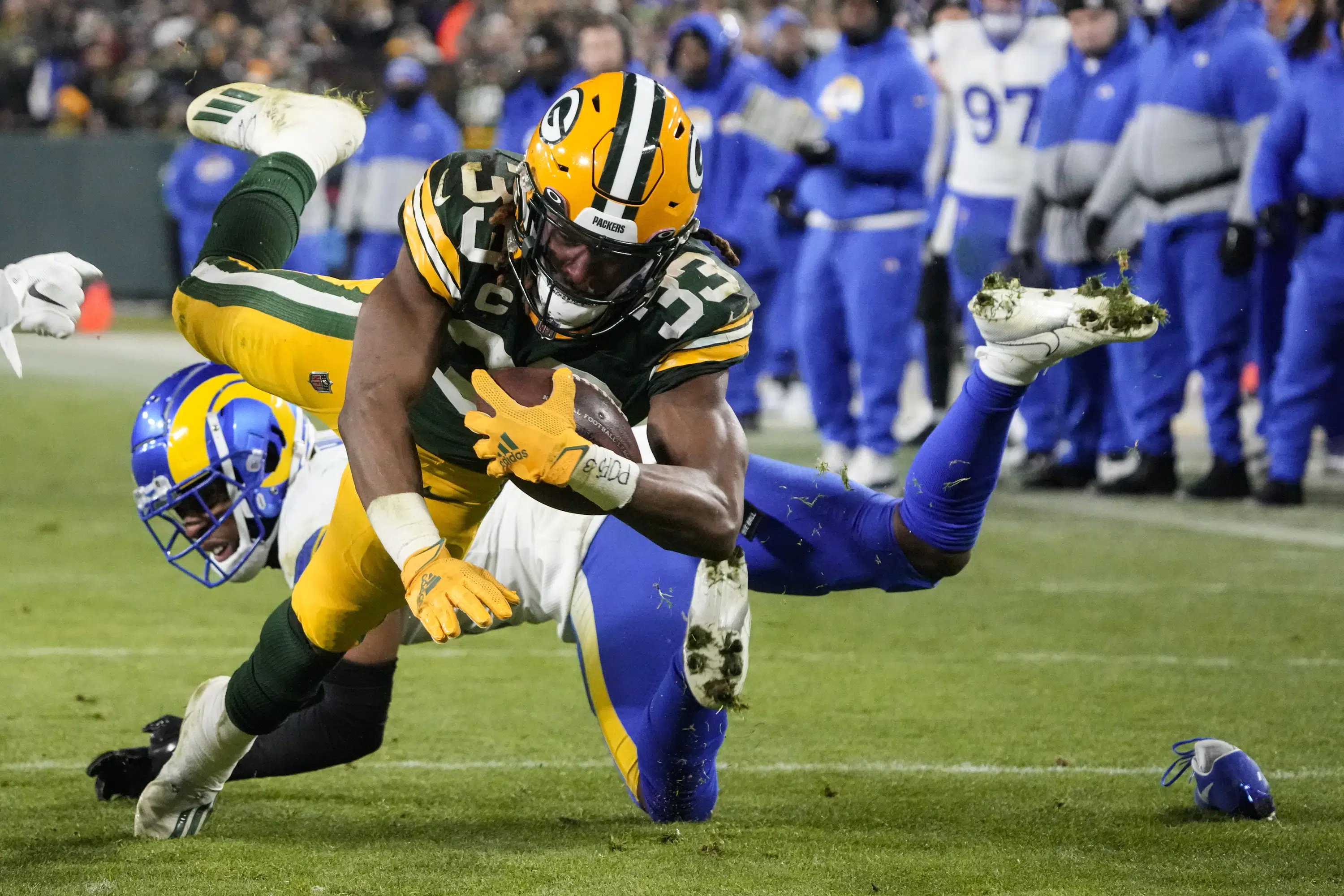 RB Aaron Jones staying with Packers under restructured deal | AP News
