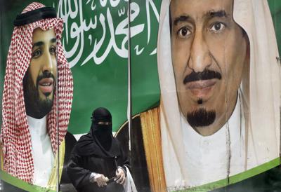 Foto tomada el 15 de junio del 2020 de un afiche del rey saudí Salman (d) y uno del príncipe Mohamed bin Salman en Yida, Arabia Saudí.  (Foto AP/Amr Nabil, File)