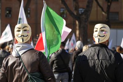 Manifestantes se congregan en Roma el viernes, 15 de octubre del 2021, para protestar una regla que requiere que todos los trabajadores tengan un pase de vacunación para ingresar a sus sitios de trabajo.  (AP Foto/Gregorio Borgia)