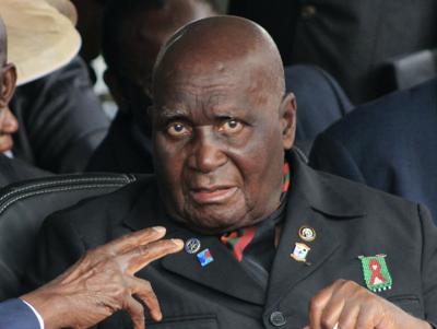 ARCHIVO - En imagen de archivo del 25 de enero de 2015, el expresidente de Zambia, Kenneth Kaunda, atiende la ceremonia de investidura del mandatario Edgar Lungu, en Lusaka. (AP Foto/Moses Mwape, archivo)