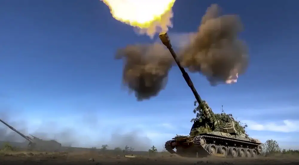 En esta imagen tomada de un video distribuido por el servicio de prensa del Ministerio de Defensa de Rusia el 5 de junio de 2023, un tanque ruso dispara hacia posiciones ucranianas en un lugar no revelado. (Servicio de prensa del Ministerio de Defensa de Rusia vía AP, archivo)