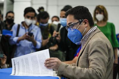 Juan Francisco Sandoval, exfiscal de Guatemala contra la corrupción y la impunidad, lee un documento en una conferencia de prensa el viernes 23 de julio de 2021 después de que la fiscal general Consuelo Porras lo retiró del puesto, en Ciudad de Guatemala. (AP Foto/Moisés Castillo)