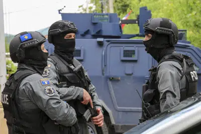 Agentes de Kosovo vigilan el sábado 27 de mayo de 2023 un edificio municipal tras los violentos enfrentamientos del día anterior entre la policía y serbios étnicos en la localidad de Zvecan, en el norte de Kosovo. (AP Foto/Dejan Simicevic)