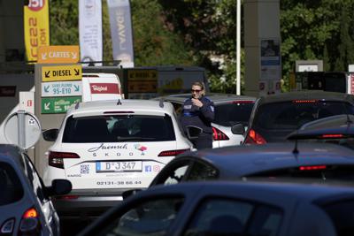 Una cola de carros en una gasolinera en París, el 11 de octubre del 2022.   (Foto AP /Christophe Ena)