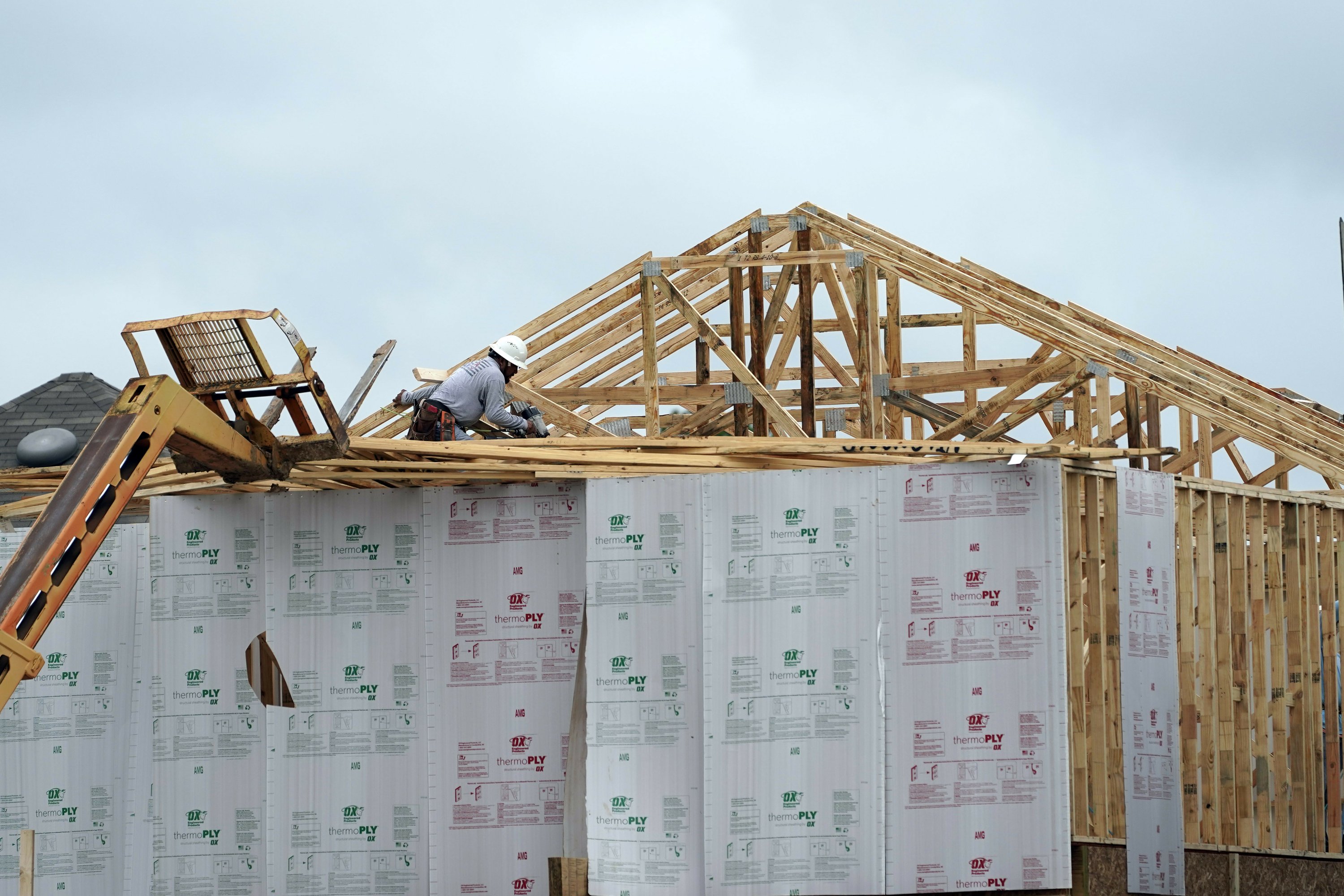 US dwelling building jumps 5.8% in December to 1.67 million