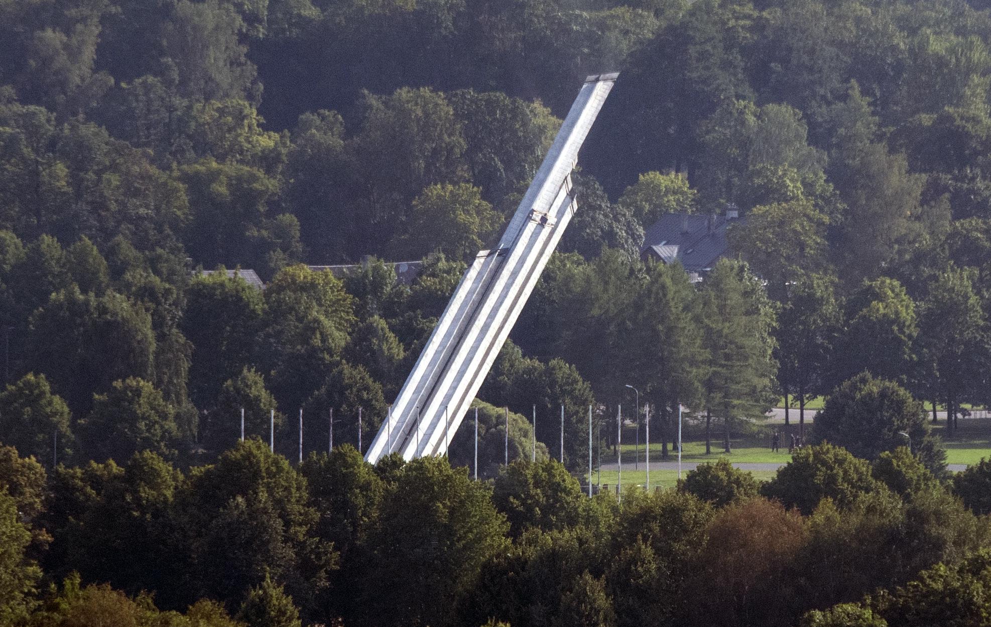 Latvia brings down Soviet-era monument’s obelisk in capital – The Associated Press – en Español