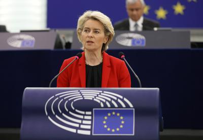 La presidenta de la Comisión Europea, Ursula von der Leyen, ofrece un discurso el martes 19 de octubre en el Parlamento Europeo, en Estrasburgo, al este de Francia. (Ronald Wittek, Pool Foto via AP)