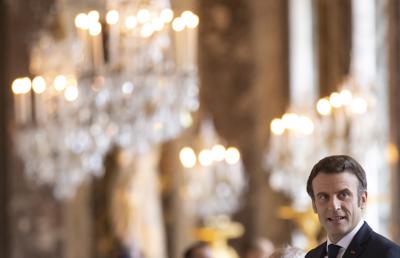 ARCHIVO - El presidente francés, Emmanuel Macron, asiste a una cumbre informal de líderes de la UE en el Chateau de Versailles en Versalles, al oeste de París, el viernes 11 de marzo de 2022. Macron fue criticado por otros candidatos por negarse a participar en cualquier debate televisado antes de la primera ronda programada para el 10 de abril. A pesar de que anunció formalmente que se postula para un segundo mandato el 3 de marzo, Macron aún no celebró ningún mitin. (Ian Langsdon/Pool vía AP, Archivo)